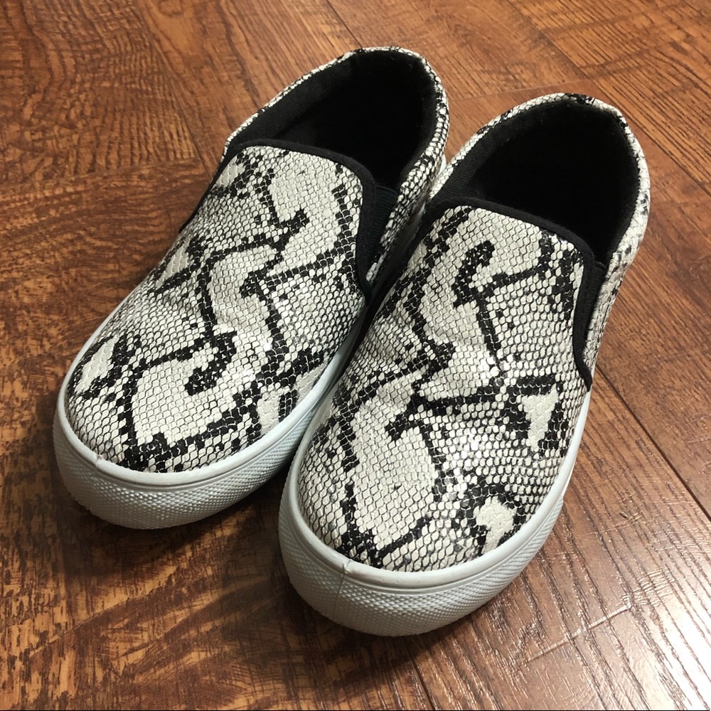 Qupid Snakeskin loafers/ sneakers! Size 6!